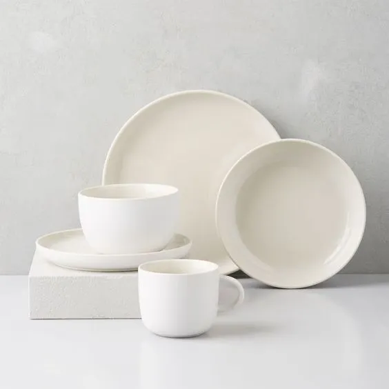 platos cerámica blancos con taza